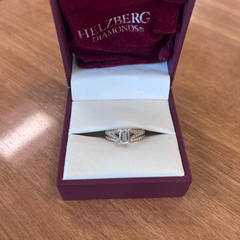 Helzberg Diamonds yellow gold Ring